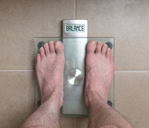 Adamın ayakları üzerinde ağırlık ölçek - denge - Fotoğraf, Görsel