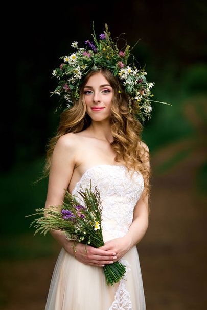 Bela noiva em um vestido branco com uma coroa de flores
 - Foto, Imagem