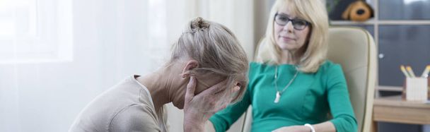 Woman crying during therapy - Fotó, kép