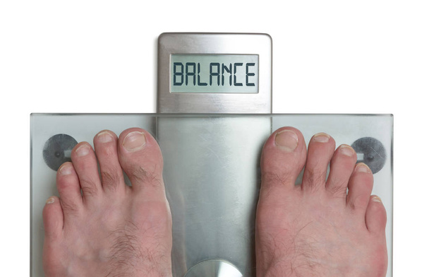 Pés de homem em balança de peso - Equilíbrio
 - Foto, Imagem