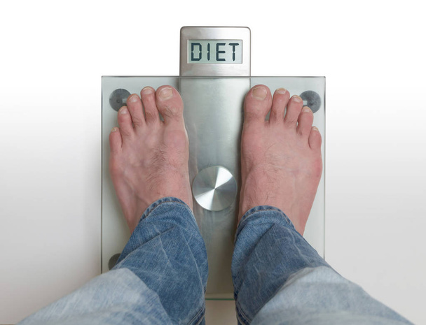 Les pieds de l'homme sur la balance de poids - Régime alimentaire
 - Photo, image