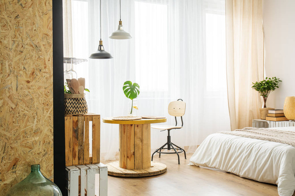 Upcycled table from cable spool in bedroom - Valokuva, kuva