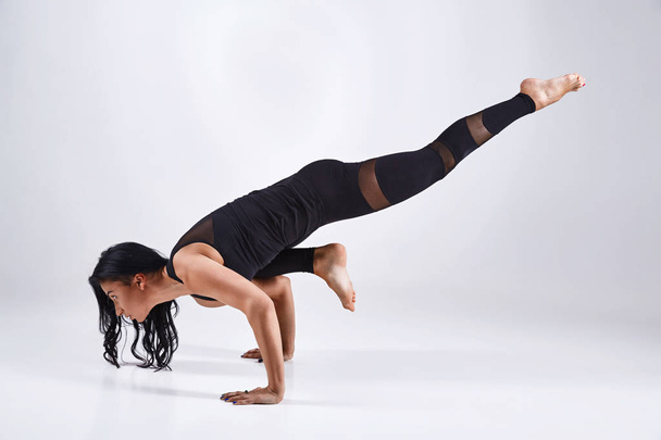 Beyaz arka plan üzerinde izole yoga yaparken kadın - Fotoğraf, Görsel