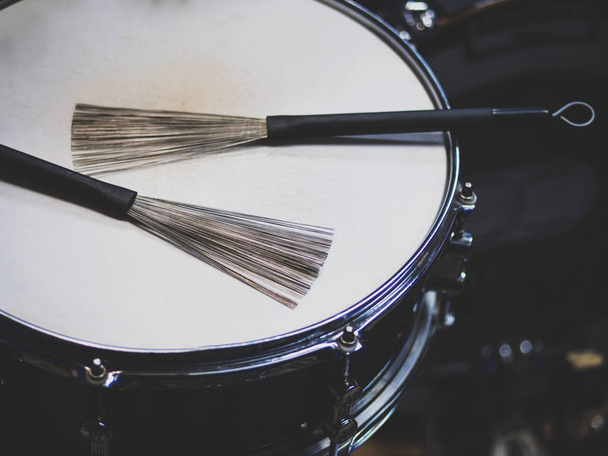 close up drum with jazz brush drumsticks on black background - Foto, Imagem