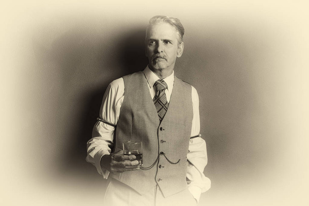 hombre de negocios con vaso de whisky
 - Foto, Imagen