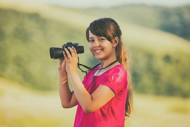 Child looking through binoculars - Φωτογραφία, εικόνα