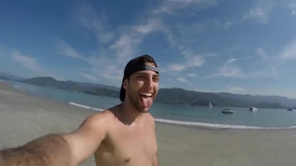 Homem tirando uma selfie e se divertindo em uma praia no Brasil
 - Filmagem, Vídeo