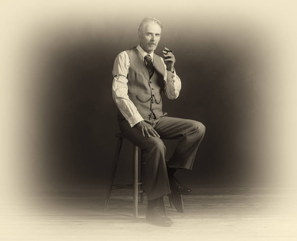 Muž na sobě oblek s doutníkem  - Fotografie, Obrázek