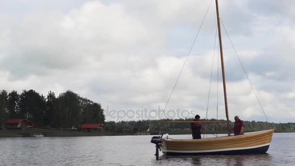Mistrz i jego asystent współpracuje na drewniany jacht na rzece - Materiał filmowy, wideo