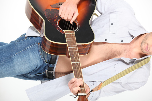 Landscape picture of man with guitar - Photo, image