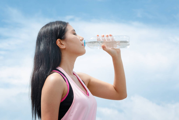 Fitness urheilija nainen juomavesi treenien jälkeen
 - Valokuva, kuva