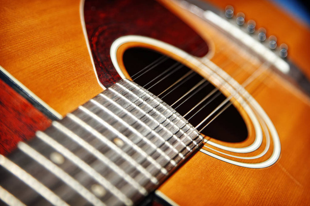 Guitarra acústica de doce cuerdas
 - Foto, Imagen