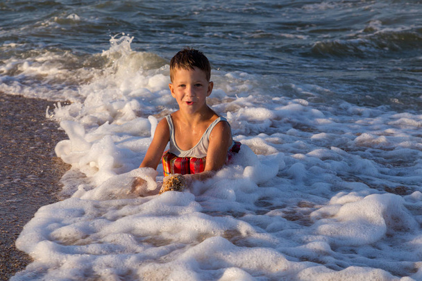 Little boy playing in sea surf - Foto, Imagem