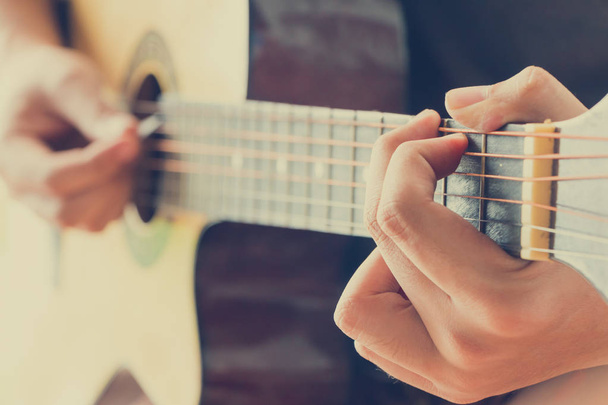 рука играть на гитаре
 - Фото, изображение