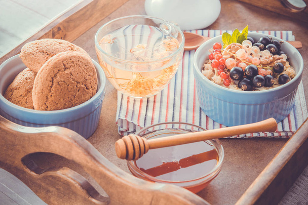 Ovesné kaše s ovocem, čaj a sušenky k snídani - Fotografie, Obrázek