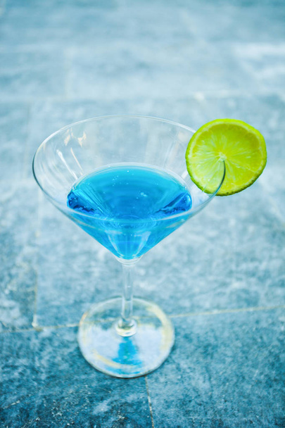 hafif mavi serin ferahlatıcı yaz kokteyl yakın çekim - Fotoğraf, Görsel