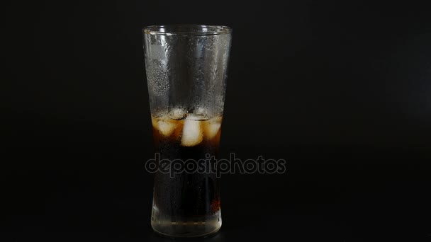 Verser le cola d'une bouteille en plastique dans un verre de glace
 - Séquence, vidéo
