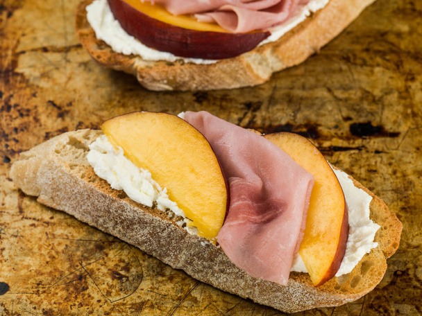 Měkký Ricotta sýr s fíky a semena granátového jablka na chlebu Ciabatta - Fotografie, Obrázek