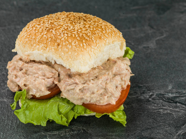 Salada de atum rolo de pão de gergelim ou sanduíche de pão
 - Foto, Imagem