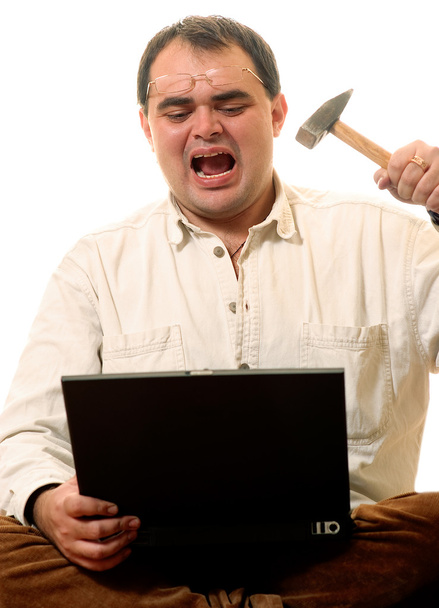 man beats hamer op laptop - Foto, afbeelding