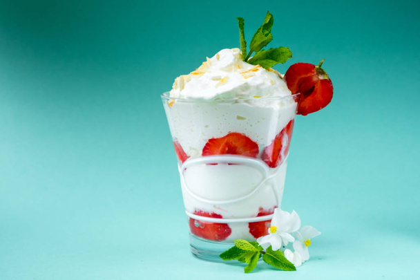Eis mit Erdbeeren und Schlagsahne. Mint Hintergrund - Foto, Bild