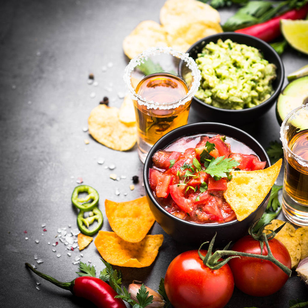 Λατινοαμερικάνικοι φαγητό κόμμα σάλτσα guacamole, salsa, μάρκες και tequi - Φωτογραφία, εικόνα
