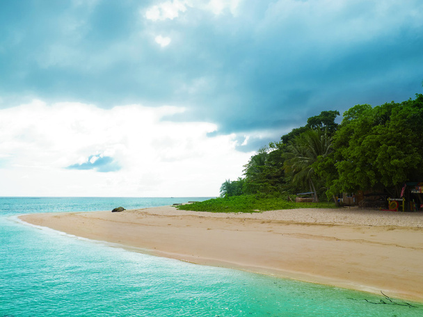 landschap van tropisch eiland strand met perfecte lucht - Foto, afbeelding