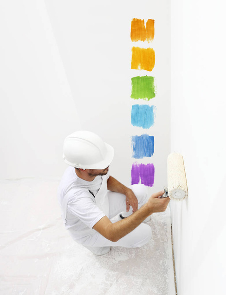 художник чоловік з фарбою ролик живопис кольорові зразки, зверху від v
 - Фото, зображення