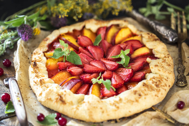 Homemade strawberry pie. Biscuit with fresh strawberries and ber - Zdjęcie, obraz