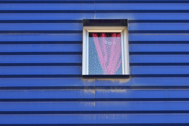 Παράθυρο σε μια μπλε πρόσοψη - Φωτογραφία, εικόνα