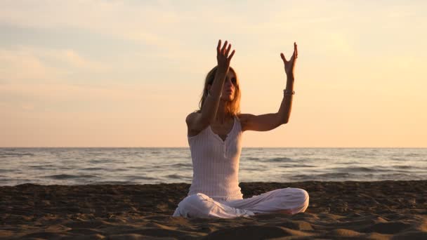 Fazendo ioga na praia do pôr do sol, mulher em meditação
 - Filmagem, Vídeo