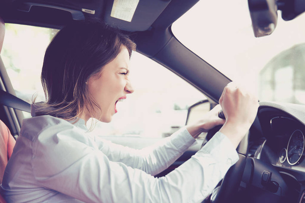 Side profile angry female driver - 写真・画像