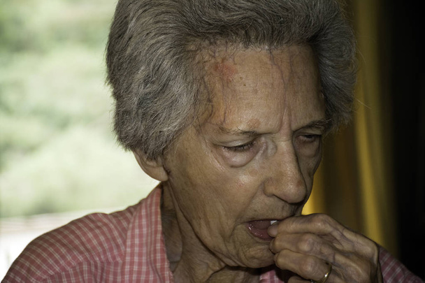 Mujer tomando medicamentos
 - Foto, Imagen