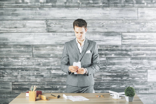 Businessman with paper in hands - Фото, зображення