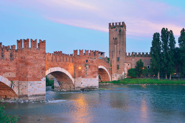 Міст з арки Кастельвеккьо над річкою Адідже в Італії Верона - Фото, зображення