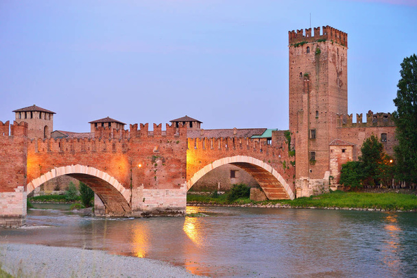 Ponte com arcos Castelvecchio sobre o rio Adige em Verona Itália
 - Foto, Imagem