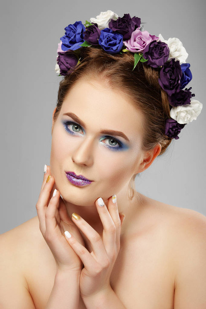 Fashion beauty model girl with flowers in her hair. Perfect crea - Fotoğraf, Görsel