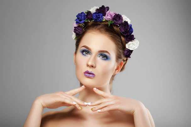 Fashion beauty model girl with flowers in her hair. Perfect crea - Фото, зображення
