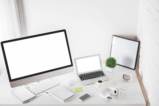 Mesa de escritório com computador e laptop
  - Foto, Imagem