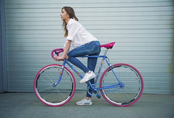 Женщина стоит с велосипедом
  - Фото, изображение