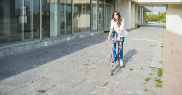  girl  is riding bike  - Zdjęcie, obraz