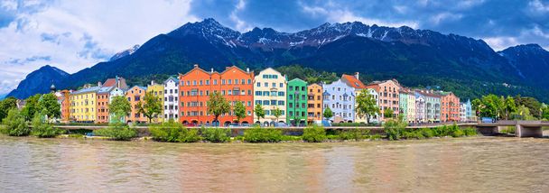 Stad Innsbruck kleurrijke Inn rivier waterkant panorama - Foto, afbeelding