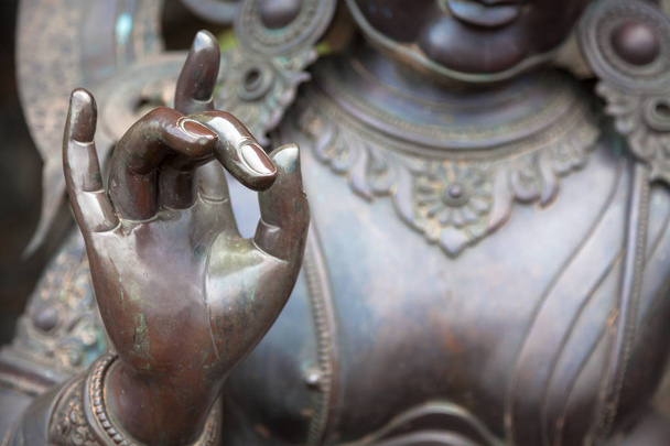 Dettaglio statua di Buddha con posizione della mano di Karana mudra
 - Foto, immagini