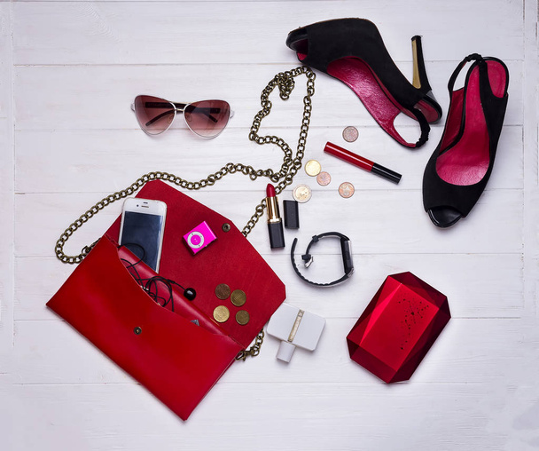 ensemble rouge d'accessoires pour femmes
 - Photo, image
