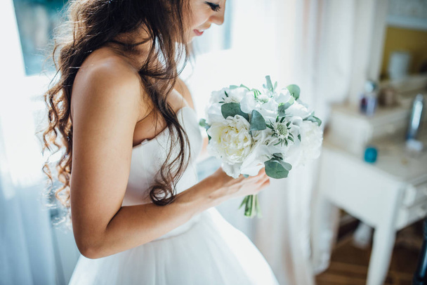Bride holding wedding bouquet - Fotoğraf, Görsel