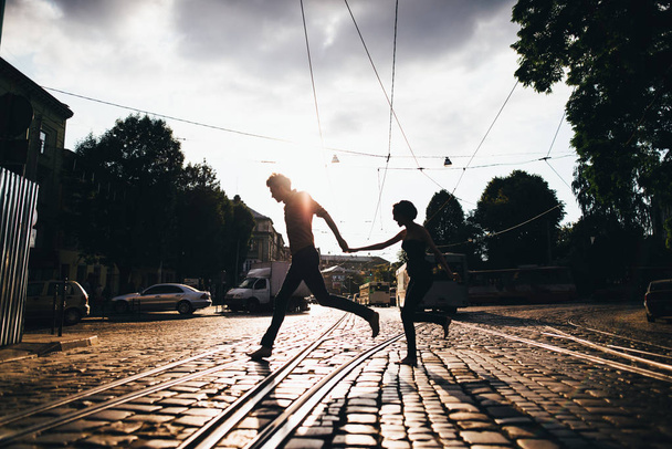 menino e menina atravessar a rua de mãos dadas
 - Foto, Imagem