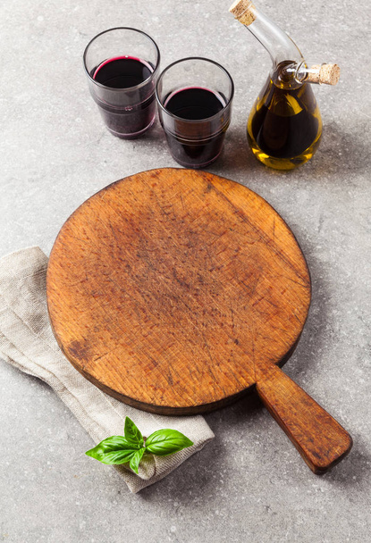 Empty wooden cutting board, red wine, olive oil and balsamic vin - Fotó, kép