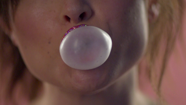 Gyönyörű festett női ajkak felfújja rágógumi. - Felvétel, videó
