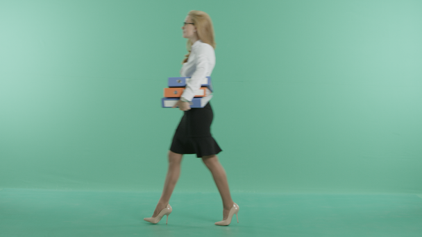 gözlük meşgul bir kadında kağıtları ile yürüyor - Video, Çekim