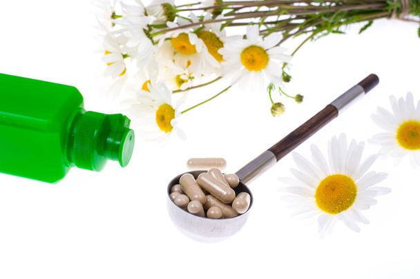 Vitaminas naturales de la farmacia de manzanilla en tabletas y cápsulas
 - Foto, imagen